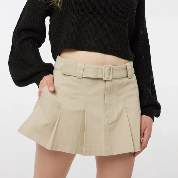 BEIGE PLEATED MINI SKIRT WITH BELT DETAILING - Picture 2 of 7
